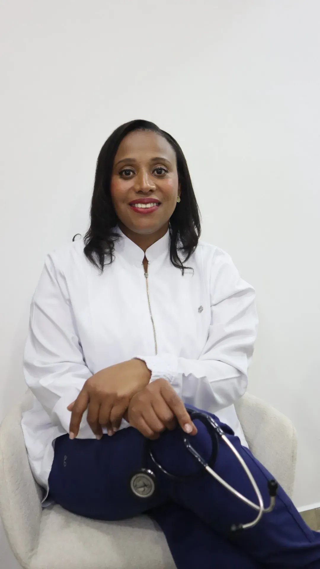 Dra. Martha Sofía Sánchez con paciente respiratorio