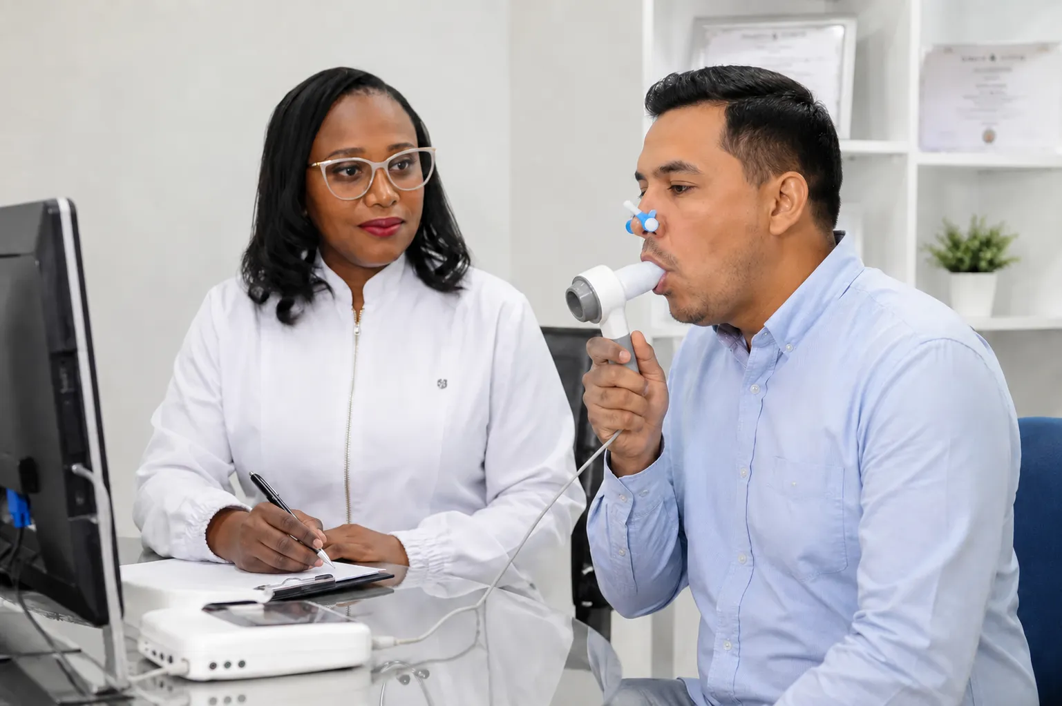 Dra. Martha Sofía Sánchez en consulta de neumología en Pereira